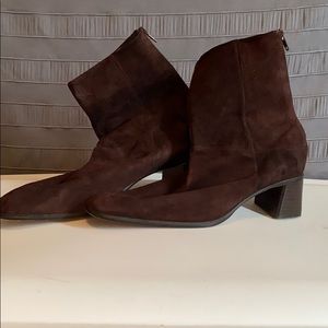 🍁 Brown DKNY boots perfect for Fall! 🍁